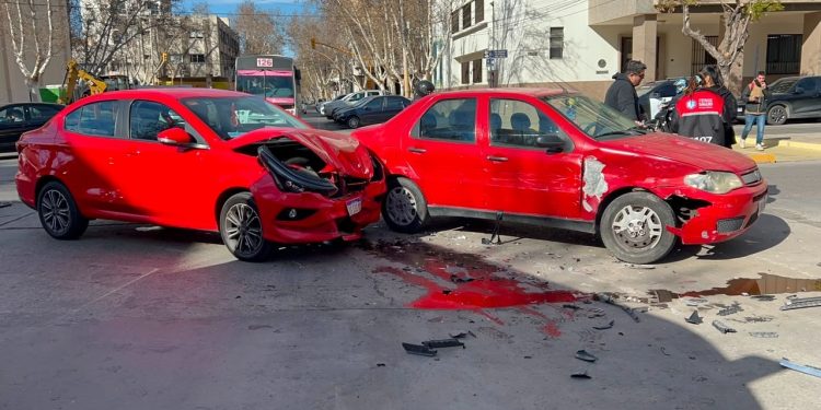 Fuerte choque a metros de Tribunales: dos vehículos colisionaron en Capital y una mujer fue hospitalizada