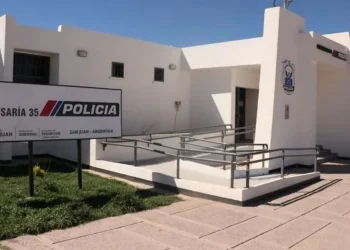 Misterio e investigación en Rawson: ardió en llamas un auto radiado en el patio de la Comisaría 35ª y sospechan de un ataque intencional