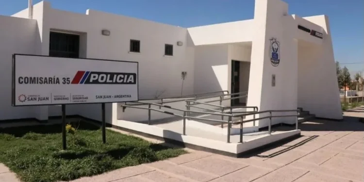 Misterio e investigación en Rawson: ardió en llamas un auto radiado en el patio de la Comisaría 35ª y sospechan de un ataque intencional