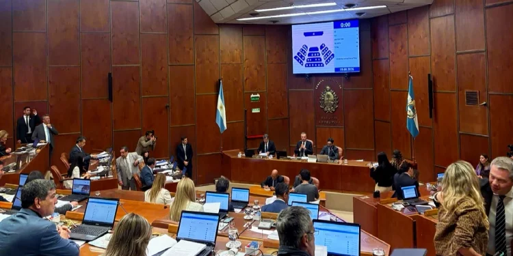 Sin apoyo de gran parte del PJ, aprobaron el acuerdo con Vicuña para financiar obras públicas en San Juan
