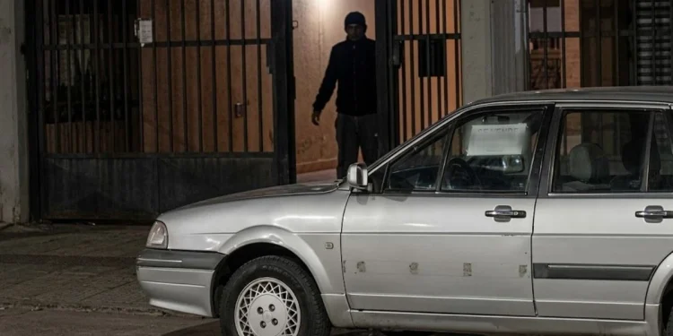 Tensión en Capital: denuncian a un vecino de la zona del Parque de Mayo que sale a insultar y amenazar a quienes estacionan frente a su casa