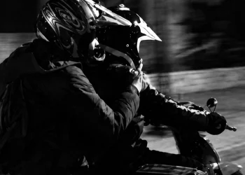 A punta de pistola: dos motochorros asaltaron a un estudiante universitario en Capital