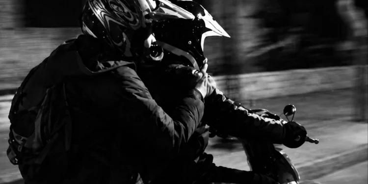 A punta de pistola: dos motochorros asaltaron a un estudiante universitario en Capital