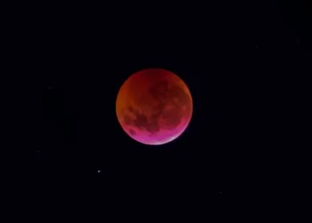Espectáculo en el cielo sanjuanino: llega la «Luna de Sangre» este 28 de agosto con un eclipse lunar parcial visible a simple vista