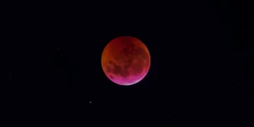 Espectáculo en el cielo sanjuanino: llega la «Luna de Sangre» este 28 de agosto con un eclipse lunar parcial visible a simple vista