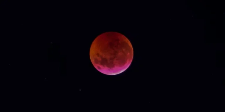 Espectáculo en el cielo sanjuanino: llega la «Luna de Sangre» este 28 de agosto con un eclipse lunar parcial visible a simple vista