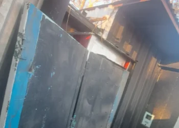 Cortaron las chapas del techo y desvalijaron un tradicional kiosco en la Plaza de Desamparados