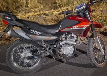 Un policía de civil atrapó a dos menores que habían robado una moto en Rivadavia
