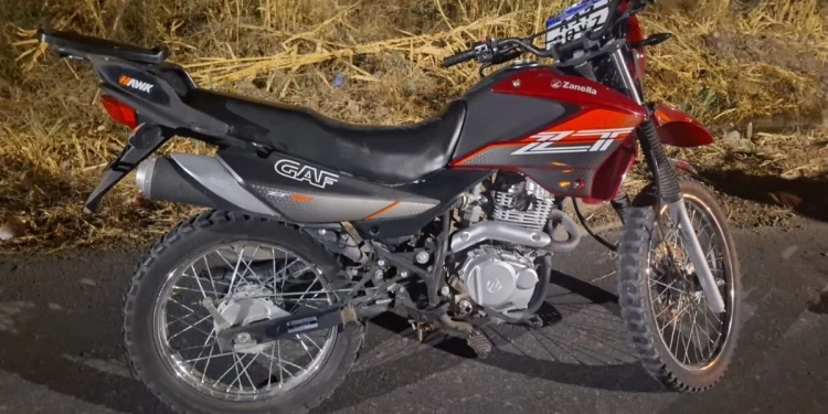 Un policía de civil atrapó a dos menores que habían robado una moto en Rivadavia