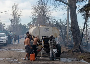 Alerta por Zonda en San Juan: tres feroces incendios azotan Pocito y Caucete mientras Bomberos combaten las llamas