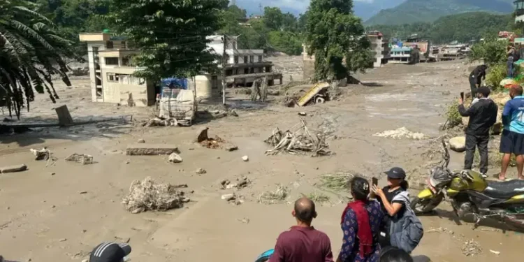 Tragedia en Nepal: una violenta riada y deslaves dejaron al menos 16 muertos y cientos de desaparecidos