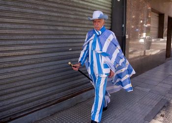 Murió Jorge Williams, el icónico sastre que convirtió sus coloridos trajes en una bandera de libertad