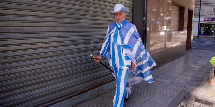 Murió Jorge Williams, el icónico sastre que convirtió sus coloridos trajes en una bandera de libertad