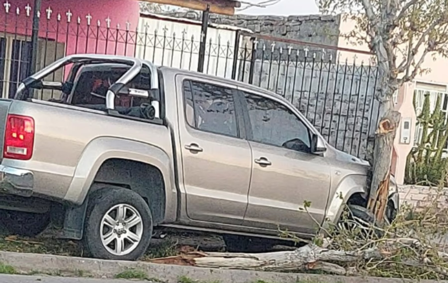 Conducía alcoholizado, se estrelló contra un árbol y su acompañante lucha por su vida en Rawson