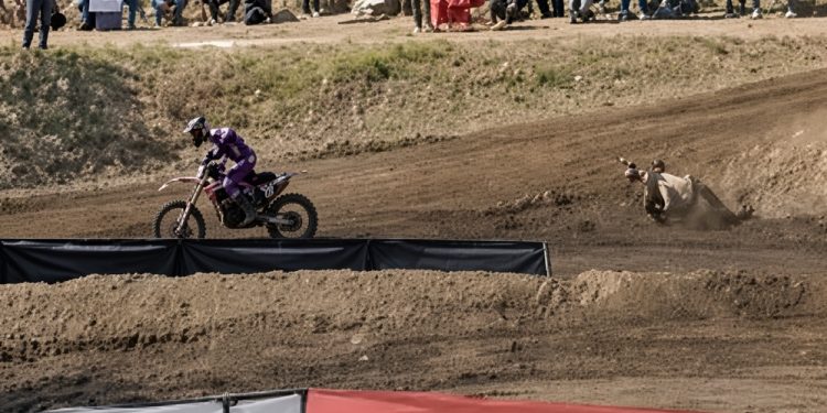 Accidente en el Motocross Nacional: un piloto atropelló a un fotógrafo en pleno circuito en Catamarca