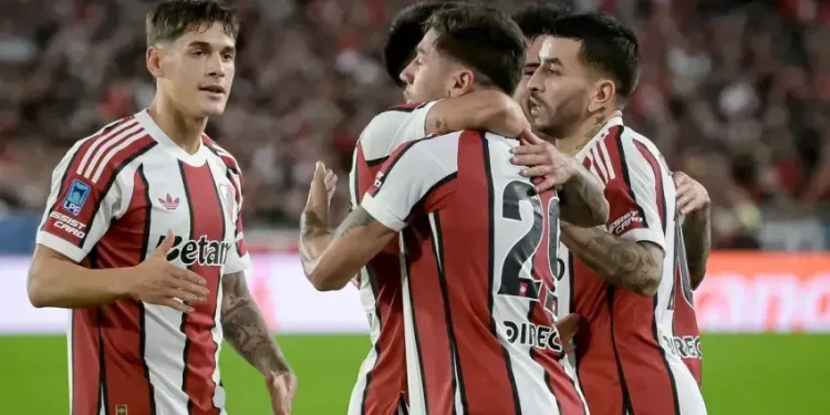 River cortó la racha negra: venció a Argentinos en el Monumental y sumó su primer triunfo en el Clausura