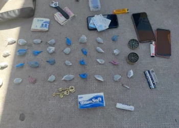 Fumaban en la calle, los requisaron y les hallaron 33 envoltorios de marihuana fraccionada