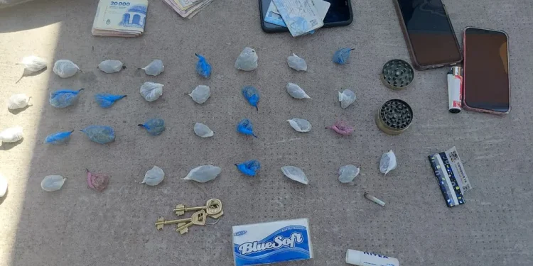 Fumaban en la calle, los requisaron y les hallaron 33 envoltorios de marihuana fraccionada