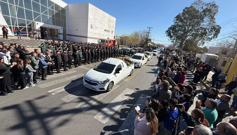 «Gracias oficiales»: el sentido homenaje del Cuerpo de Bomberos a los caídos en la tragedia aérea