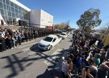 «Gracias oficiales»: el sentido homenaje del Cuerpo de Bomberos a los caídos en la tragedia aérea