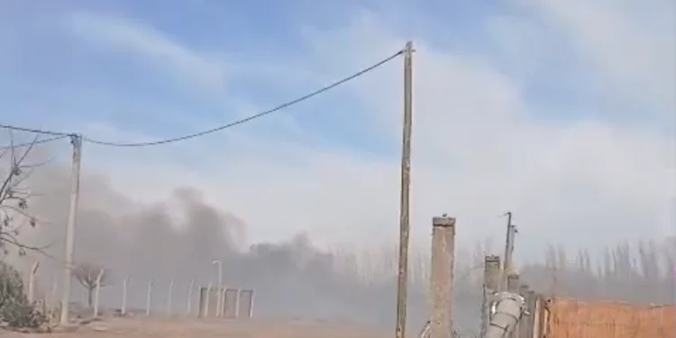 Desesperación en Pocito por el Zonda: un feroz incendio afectó a varias viviendas y dejó a una mujer con quemaduras