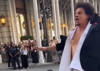 Insólito momento en Nueva York: Eric André quedó en ropa interior durante el estreno de Little Brother junto a John Cena