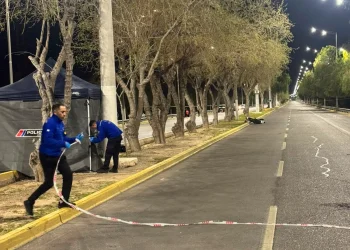 Tragedia en Rivadavia: un motociclista de 25 años murió tras caer de su rodado en Avenida Libertador