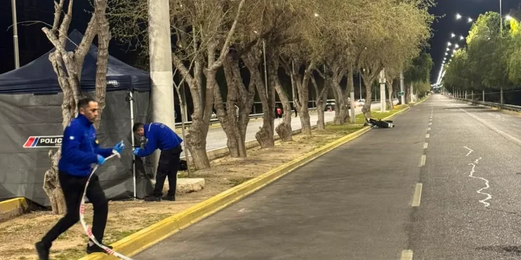 Tragedia en Rivadavia: un motociclista de 25 años murió tras caer de su rodado en Avenida Libertador