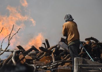 El Gobierno asiste a las familias damnificadas por los feroces incendios en Pocito: 18 casas destruidas y 60 personas afectadas