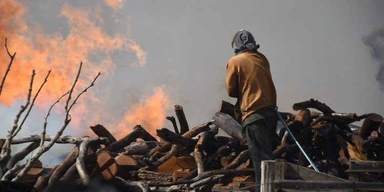 El Gobierno asiste a las familias damnificadas por los feroces incendios en Pocito: 18 casas destruidas y 60 personas afectadas