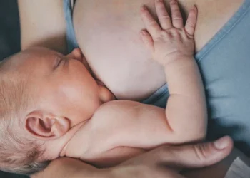 Milagro en Sarmiento: policías le salvaron la vida a una beba de 10 días que se ahogó mientras tomaba la teta