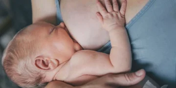 Milagro en Sarmiento: policías le salvaron la vida a una beba de 10 días que se ahogó mientras tomaba la teta