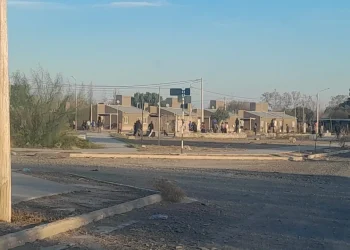 Batalla campal en Caucete: violento enfrentamiento familiar dejó un policía herido y destrozos en patrulleros y viviendas