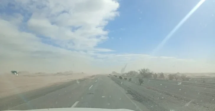 Alerta máxima en la Ruta 40 Norte: una fuerte tormenta de arena reduce drásticamente la visibilidad entre Talacasto y San Roque