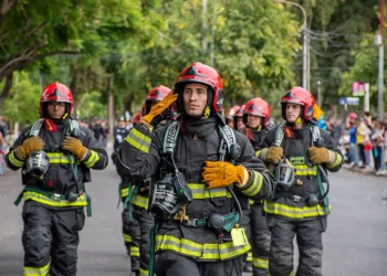 Agentes policiales y vecinos rescataron a una familia tras el incendio de una vivienda en Rawson