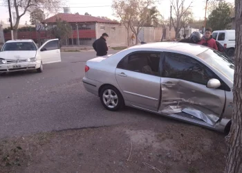 Choque en el Barrio Centinela II: un vehículo impactó a otro para evitar el semáforo de la plaza y hay una mujer herida