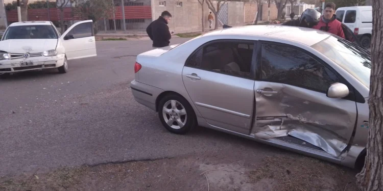 Choque en el Barrio Centinela II: un vehículo impactó a otro para evitar el semáforo de la plaza y hay una mujer herida