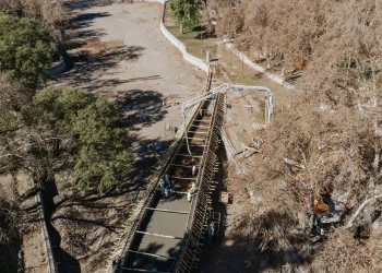 Finalizó el hormigonado del nuevo puente peatonal del lago en el Parque de Mayo