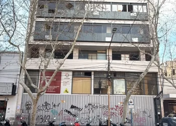 Peligro en pleno microcentro: vidrios rotos y ventanas colgantes amenazan a los peatones en el exedificio de Acción Social
