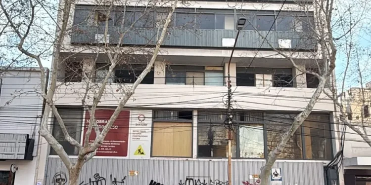 Peligro en pleno microcentro: vidrios rotos y ventanas colgantes amenazan a los peatones en el exedificio de Acción Social