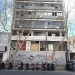 Peligro en pleno microcentro: vidrios rotos y ventanas colgantes amenazan a los peatones en el exedificio de Acción Social