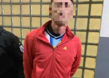 Desvalijaron un auto en Santa Lucía, escaparon por los techos y uno de ellos fue atrapado escondido en una casa