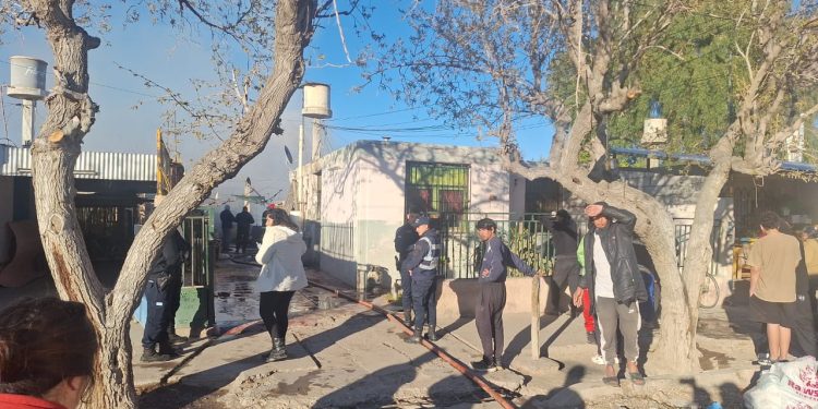 Incendio en Rawson: son 20 las personas damnificadas y el Municipio coordina un operativo de emergencia para brindarles resguardo