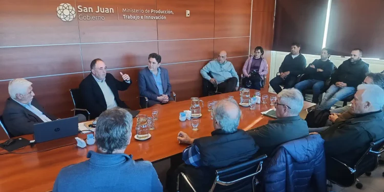 Pasos firmes hacia la refundación de la uva de mesa sanjuanina: articulan la llegada de nuevas variedades licenciadas