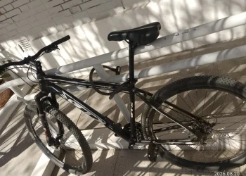 Cayó en pleno centro: intentó robar una bicicleta frente a una escuela con una ganzúa y fue atrapado tras una persecución