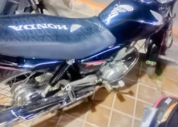 Iban a gran velocidad en una moto robada, con una bicicleta al hombro y ambos tenían pedido de captura