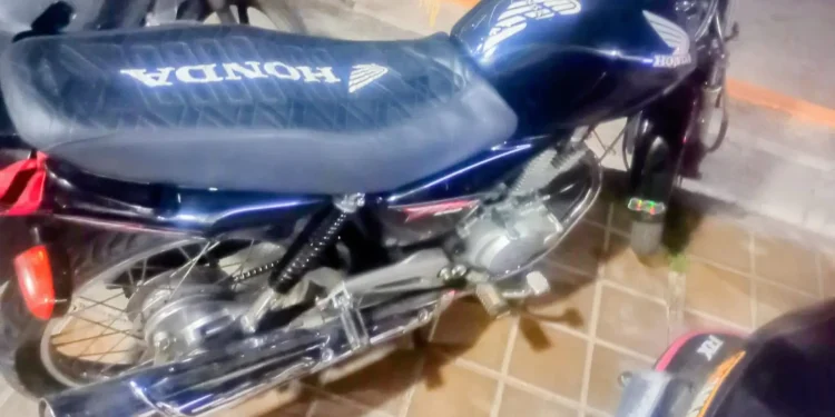 Iban a gran velocidad en una moto robada, con una bicicleta al hombro y ambos tenían pedido de captura