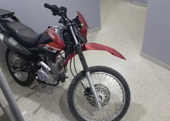 Persecución y detención en Rawson: dos menores armados robaron una moto y cayeron tras un operativo cerrojo