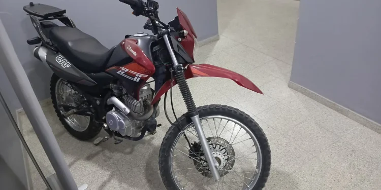 Persecución y detención en Rawson: dos menores armados robaron una moto y cayeron tras un operativo cerrojo