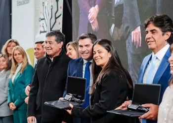 Plan «Maestro de América»: por segundo año consecutivo, la Provincia entregó computadoras a 3.000 docentes en el Estadio Aldo Cantoni